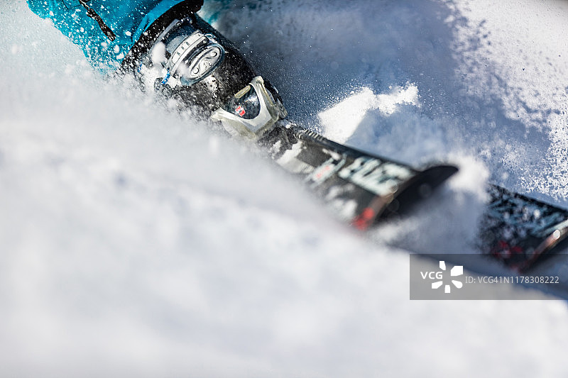 雪上滑雪的特写。图片素材