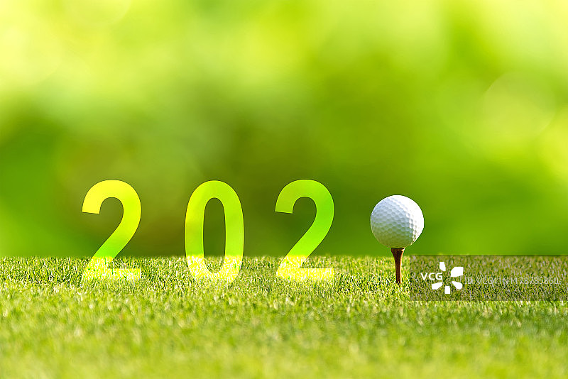 高尔夫球为2020年新年献上绿色高尔夫为新健康运动，复制空间。健康假日理念。图片素材