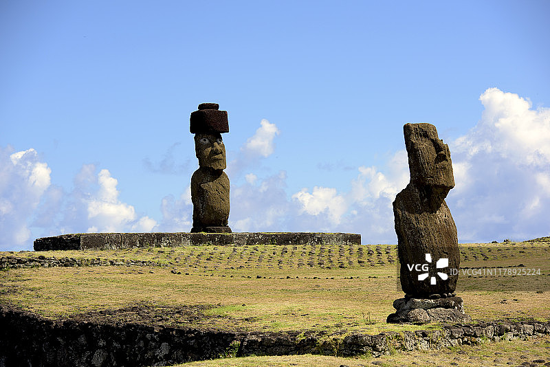 智利拉帕努伊的胡塔海摩艾雕像图片素材
