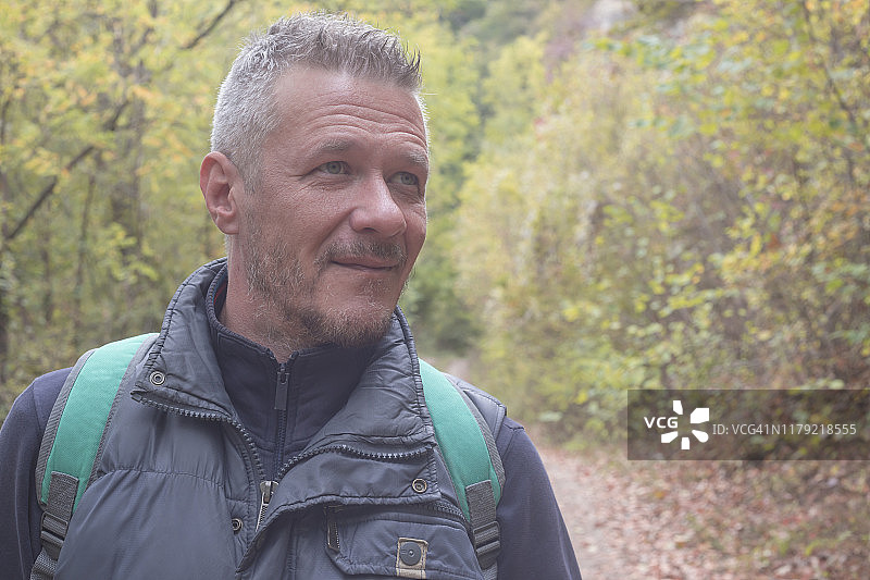 一名成年男子于秋日在美丽的山林中徒步旅行图片素材