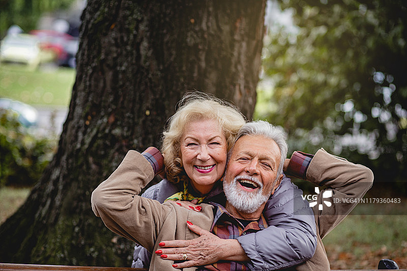一对老年夫妇在公园里享受秋天图片素材