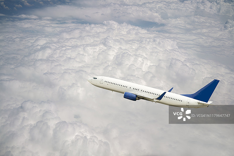 商业飞机在云层上飞行图片素材