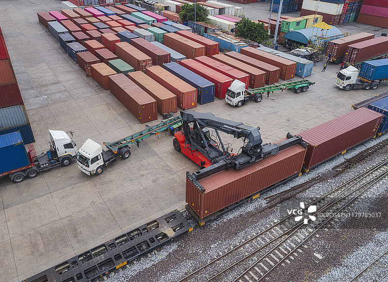 高空俯视图叉车装卸集装箱到集装箱仓库，用于物流业务，进出口或运输。图片素材