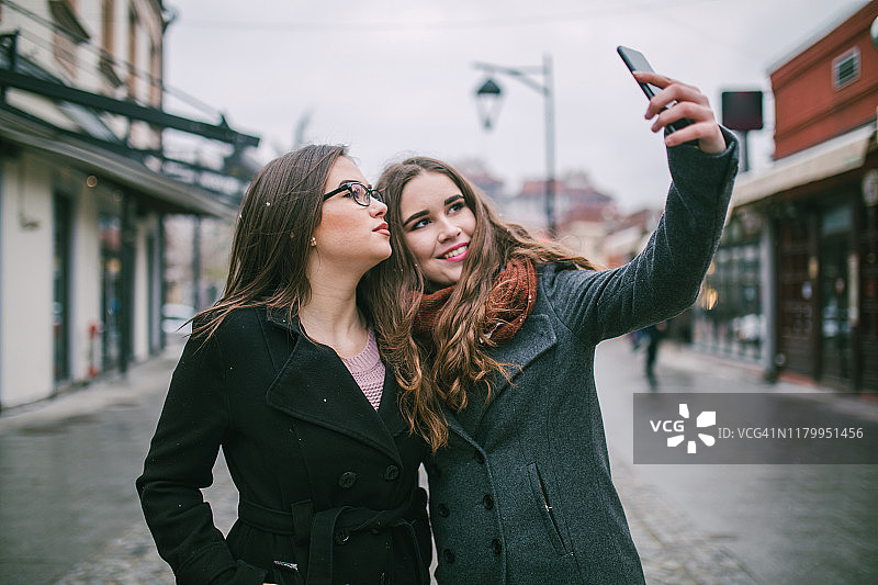 两个女性朋友在市中心自拍图片素材