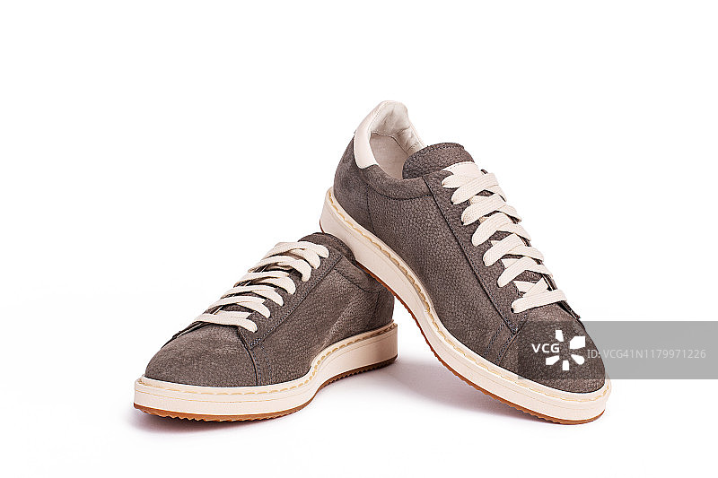 灰色麂皮运动鞋在白色的背景图片素材