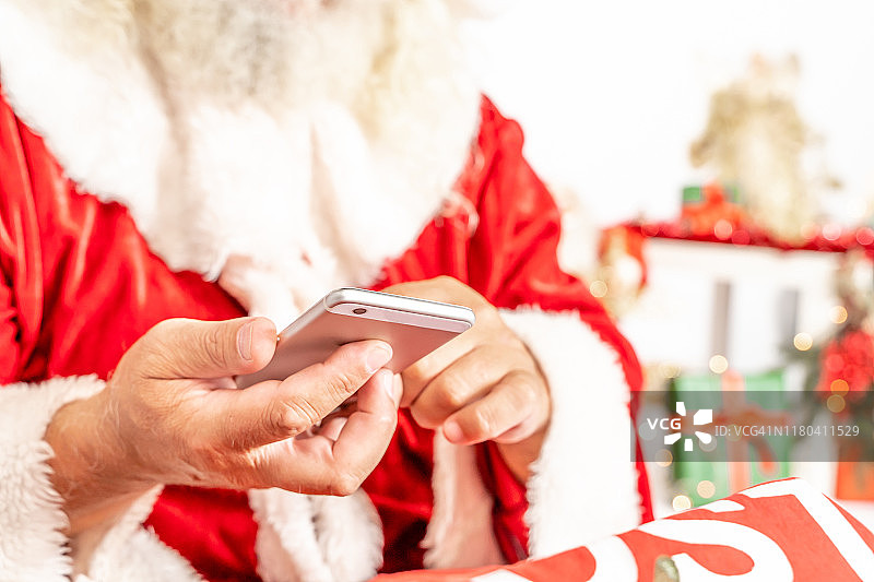 圣诞老人用智能手机，特写图片素材