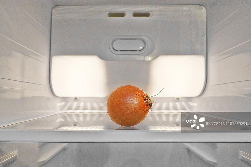 空冰箱里的新鲜有机洋葱图片素材