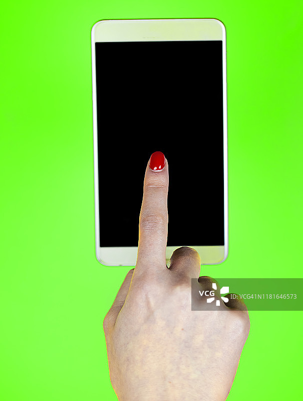 裁剪的手的女人使用手机在绿色背景图片素材