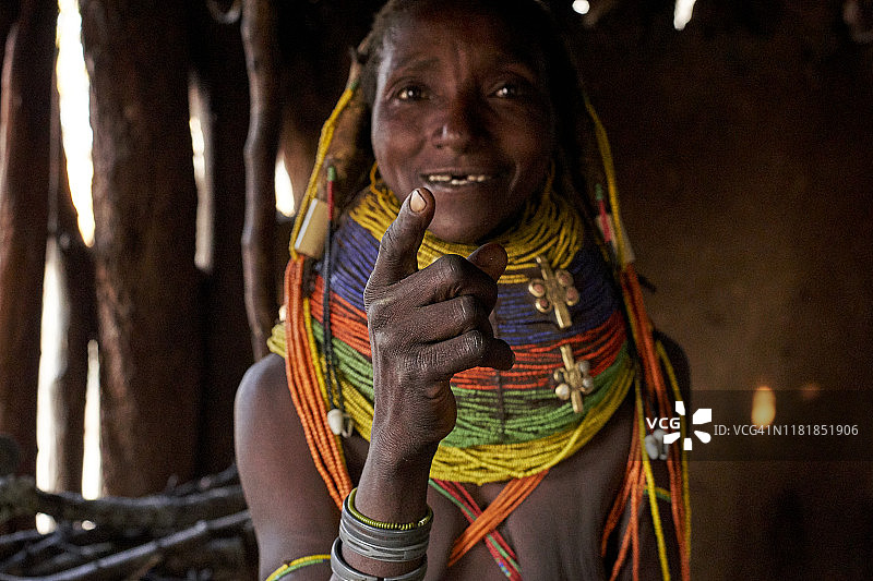 安哥拉，奇比亚，Kehamba，传统的Muhila妇女用手指着图片素材