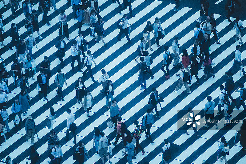 东京新宿十字路口的行人图片素材