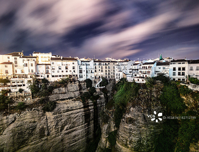 西班牙安达卢西亚隆达村的夜景。图片素材