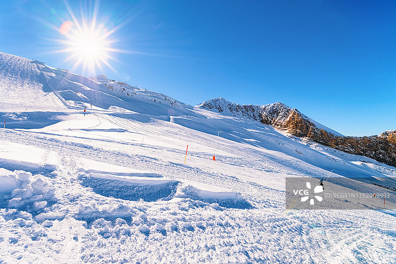 奥地利Hintertux冰川滑雪者和单板滑雪者图片素材