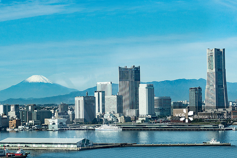 从飞机上俯瞰日本神奈川县的富士山和横滨市图片素材