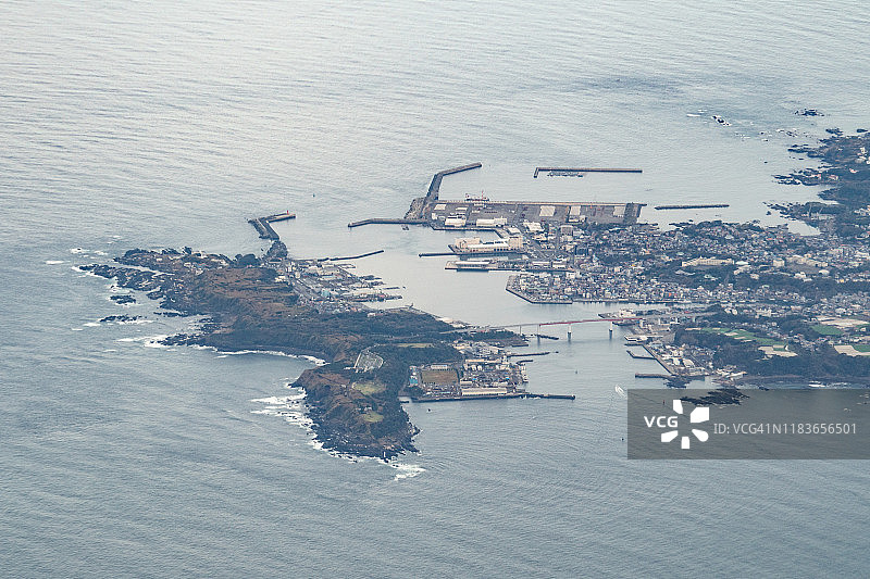 从飞机上俯瞰日本神奈川县的Jogashima岛图片素材