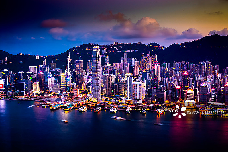 从维多利亚港眺望香港夜图片素材