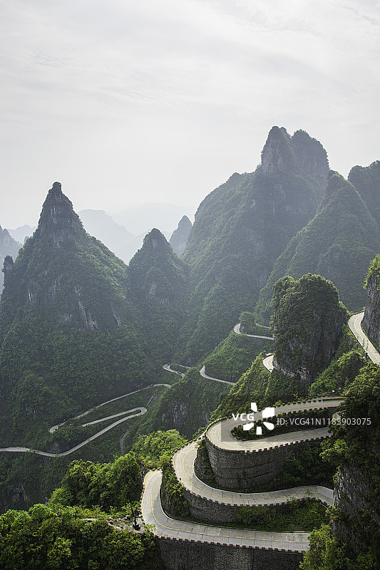 曲径，天门山，张家界，中国湖南垂直观图片素材
