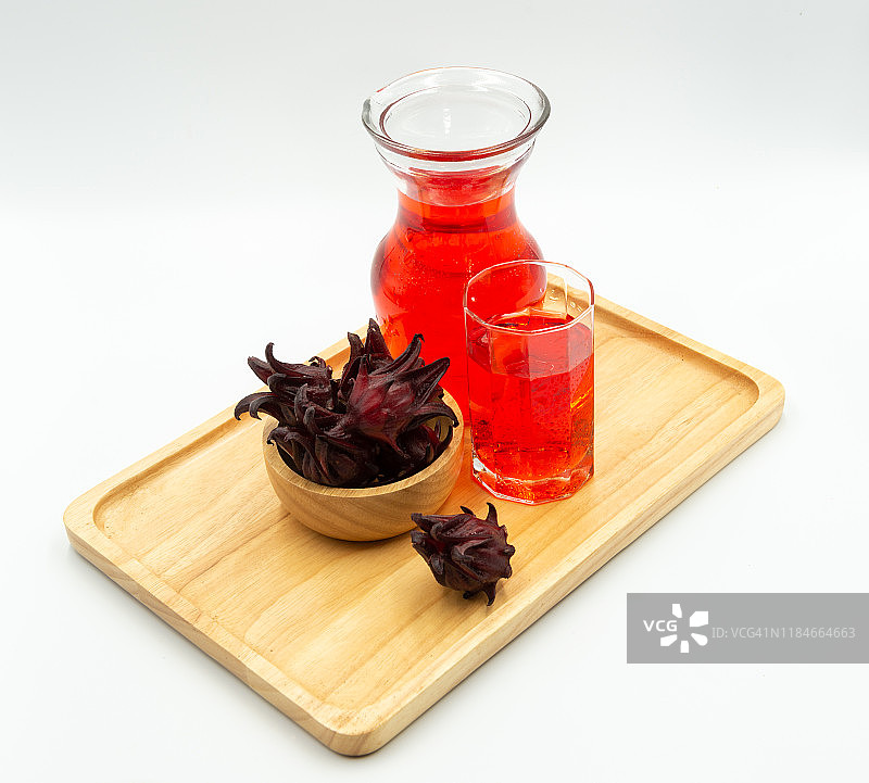 玫瑰汁在水罐和玻璃和玫瑰水果在白色的背景图片素材