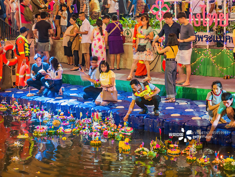 在泰国曼谷市的klong Ong Ang运河上，来参观Loi krathong节图片素材