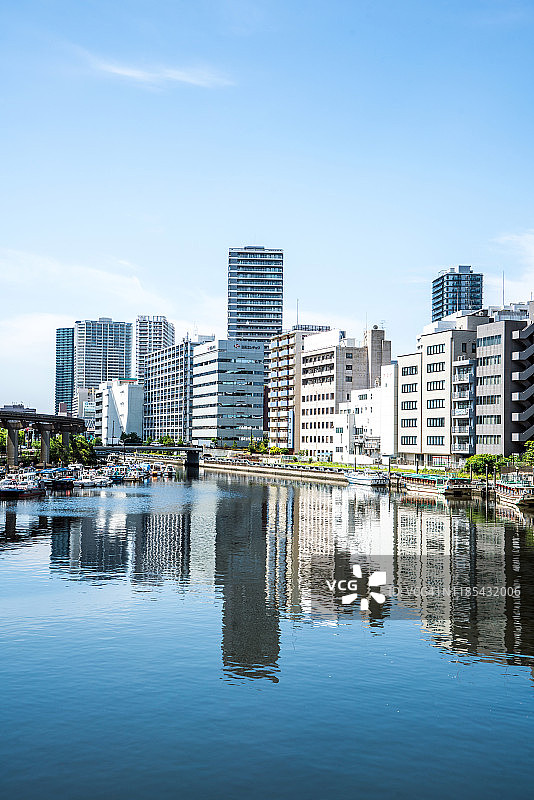 东京海边地区的高层办公楼和公寓楼图片素材