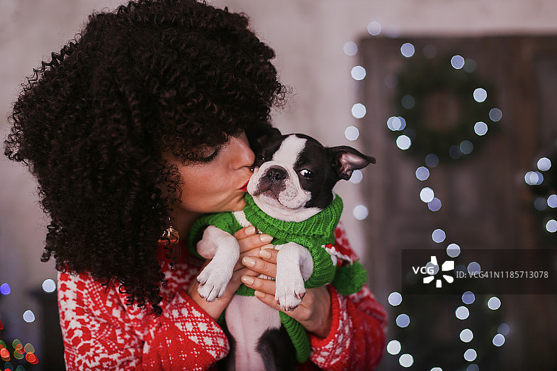 圣诞节在家和她的小狗的女人图片素材