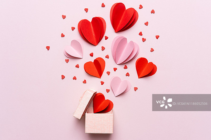 情人节作文与礼品盒和红心，照片模板在粉红色的背景。图片素材