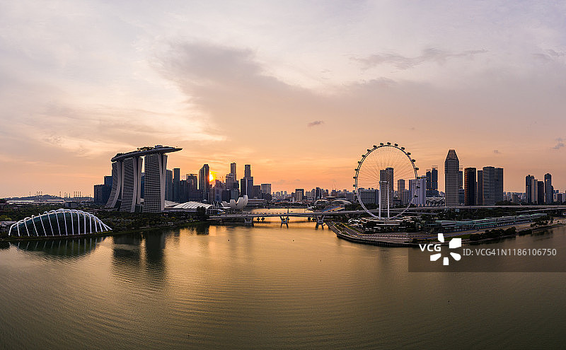 日落在著名的新加坡金融区和新加坡河在东南亚。图片素材