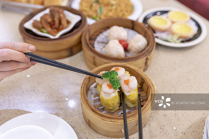 亚洲夫妇拿起筷子点心和享受各种各样的中国点心在餐厅图片素材