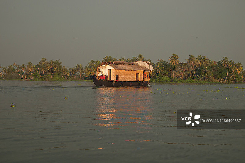 夕阳下的万巴纳德湖上的小船，喀拉拉邦的回水，印度图片素材