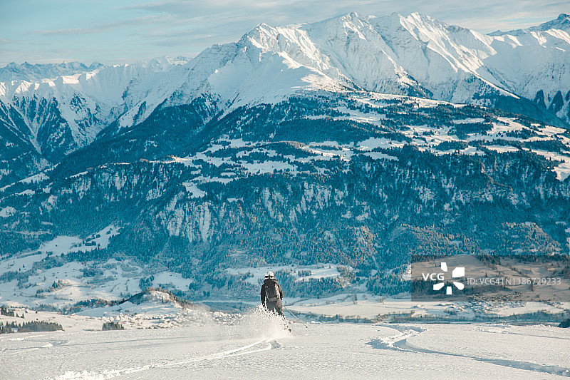在瑞士拉克斯滑雪的女子。图片素材