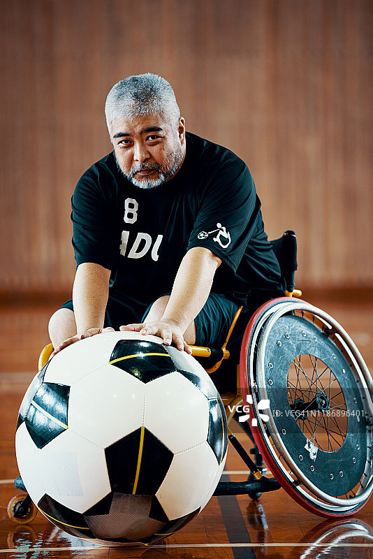 一个高级轮椅足球运动员的肖像图片素材