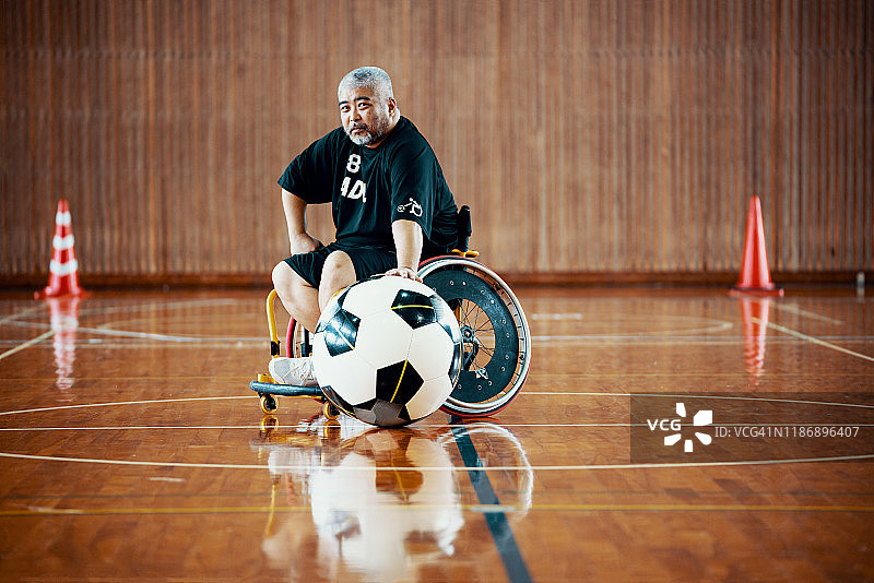 一个高级轮椅足球运动员的肖像图片素材