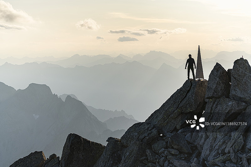 意大利松德里奥省，瓦尔马西诺，一名男子站在皮兹巴迪勒山顶上。图片素材