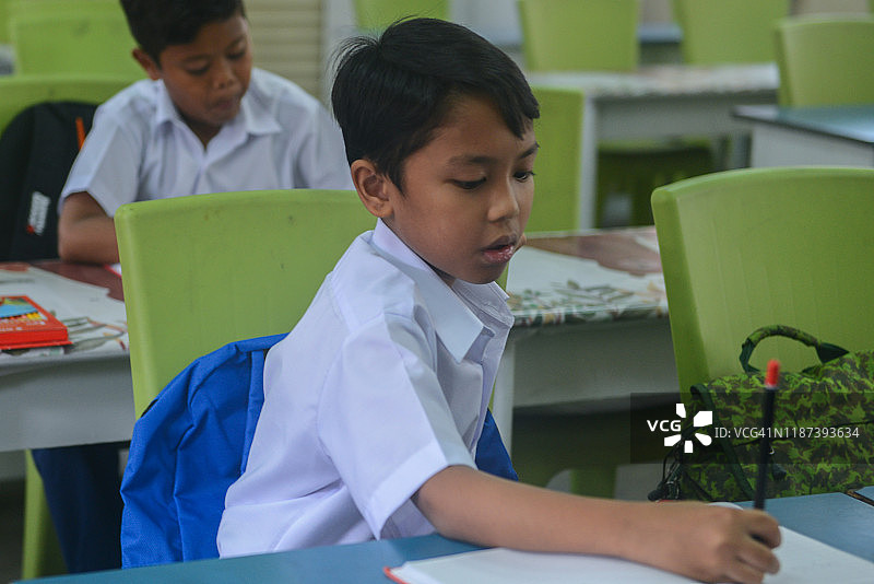 亚洲男生在学校的教室里图片素材
