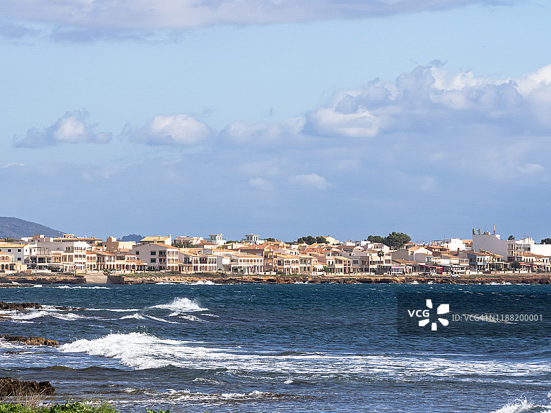 大海的景观与大波浪和建筑在海滩上的背景图片素材
