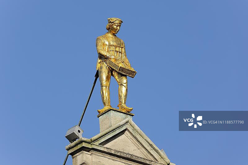 比利时佛兰德斯，安特卫普旧城，格罗特马克，工会大厦的山墙上的金色人物图片素材