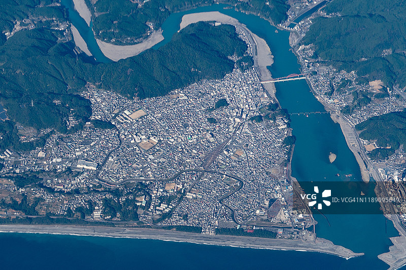 从飞机上俯瞰日本和歌山县和三重县的太平洋和熊野河图片素材