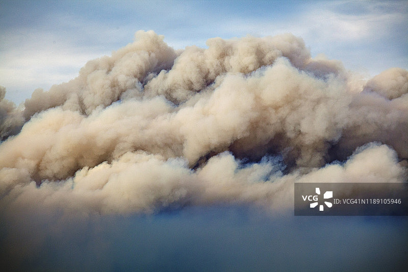 从森林火灾，丛林火灾，空气污染的天空大烟云的特写，澳大利亚图片素材