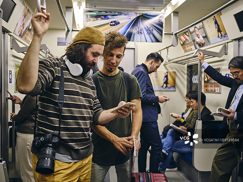 拥挤的日本地铁上的游客图片素材
