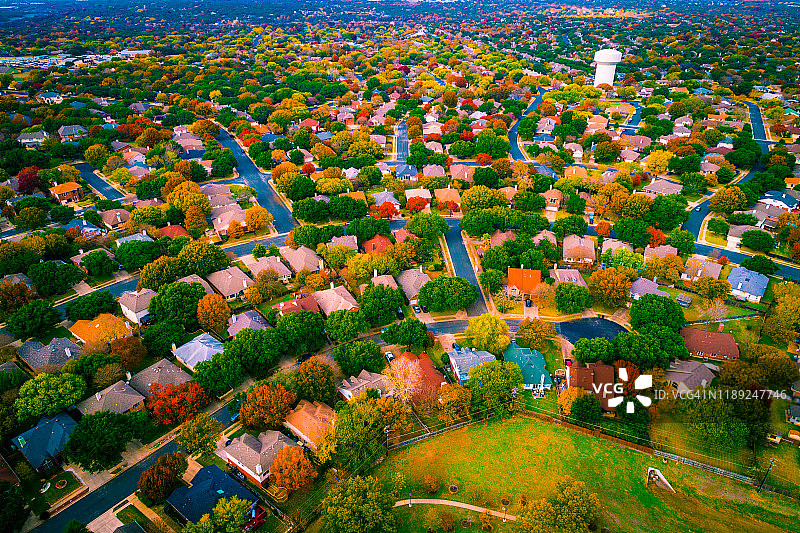 秋色高悬于郊区现代住宅开发之上图片素材
