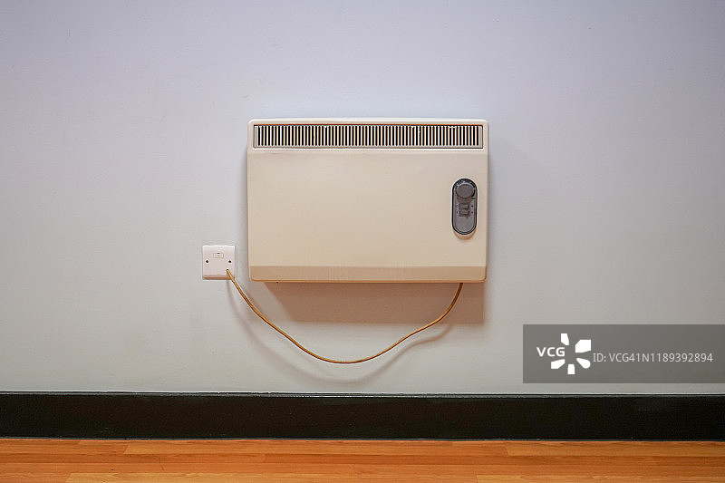 安装在白色墙壁上的热存储加热器图片素材