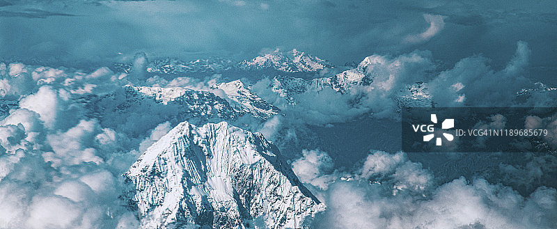 安第斯山脉被云包围着图片素材