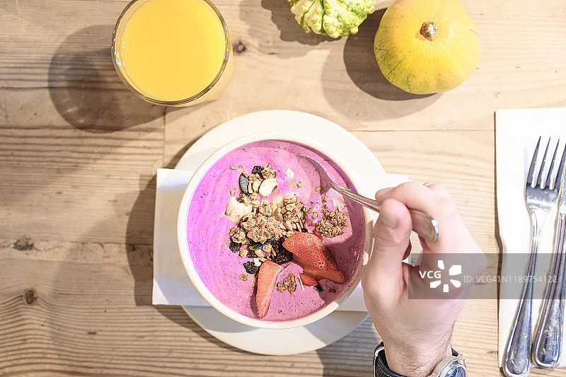 纽约早餐吃火龙果奶昔的人的个人视角图片素材