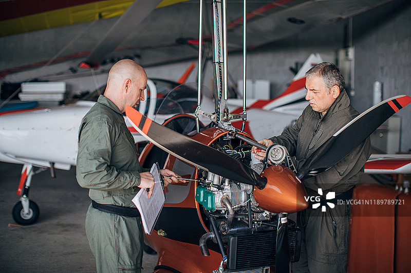 飞机机械师修理飞机图片素材