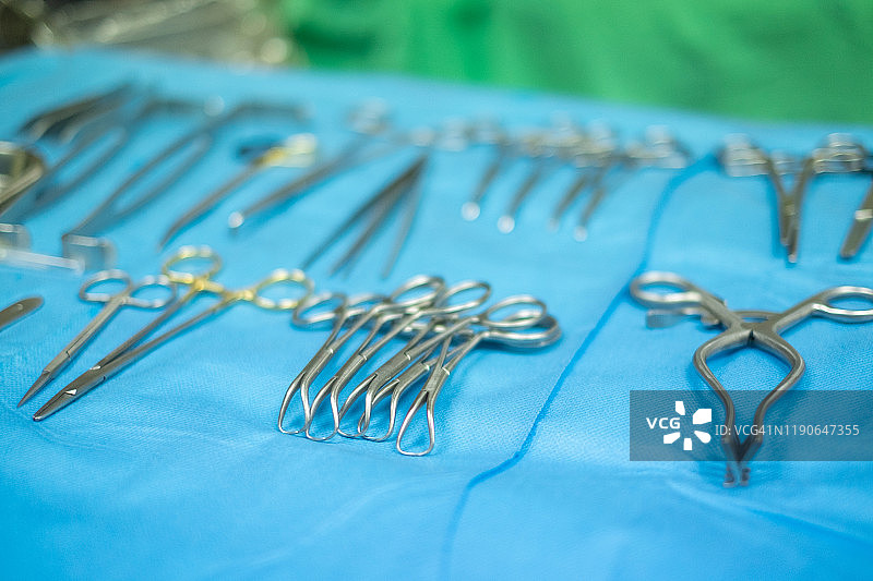 手术室的手术设备和医疗器械。无菌剪刀等医疗器械图片素材