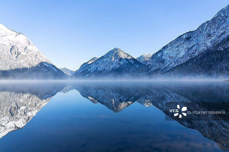 浓雾笼罩着山湖，冰雪覆盖的冬季景观，Hintersee, Salzburger Land，奥地利图片素材