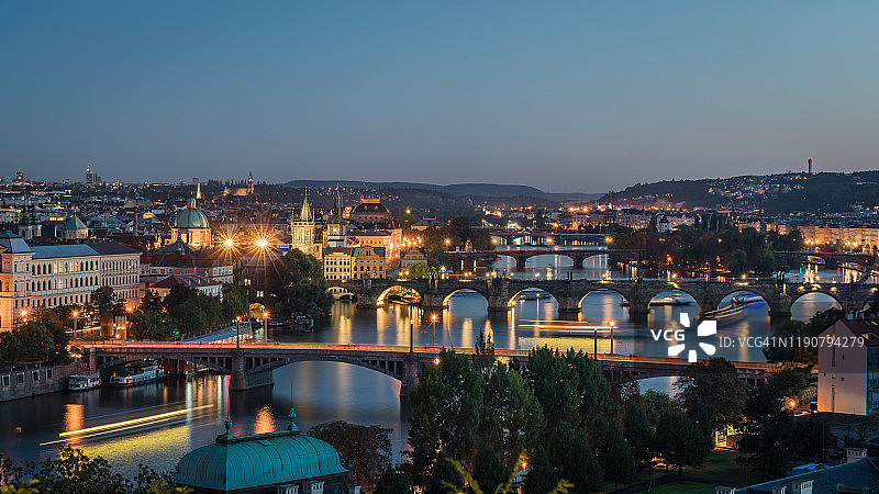 布拉格古城和伏尔塔瓦河的日落和夜景，捷克共和国图片素材