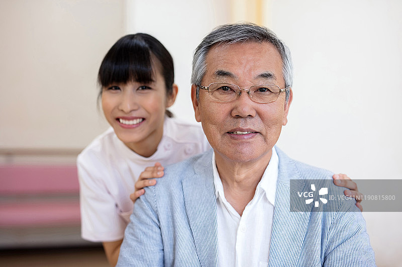 肖像快乐的老人与女护士在医院病房图片素材