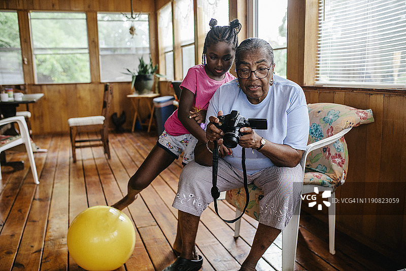 孙女和奶奶正在看照片图片素材