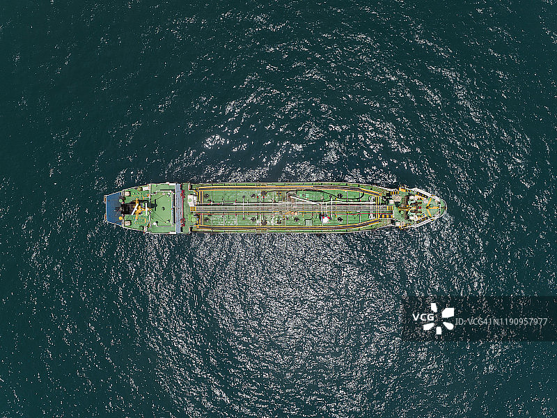 航拍俯视图油船在海上等待装卸油到炼油厂。海运业务，进出口或运输。图片素材