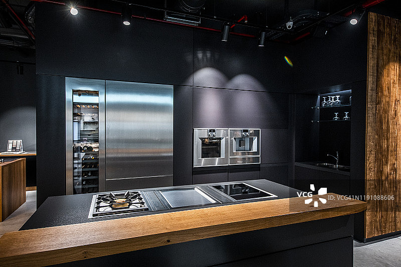 一个包豪斯，现代厨房布局设计与主要的黑暗和无菌外观图片素材